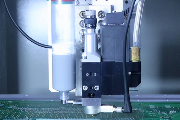 CCD視覺(jué)點(diǎn)膠和手動(dòng)點(diǎn)膠有什么不同？機(jī)器視覺(jué)系統(tǒng)來(lái)幫你